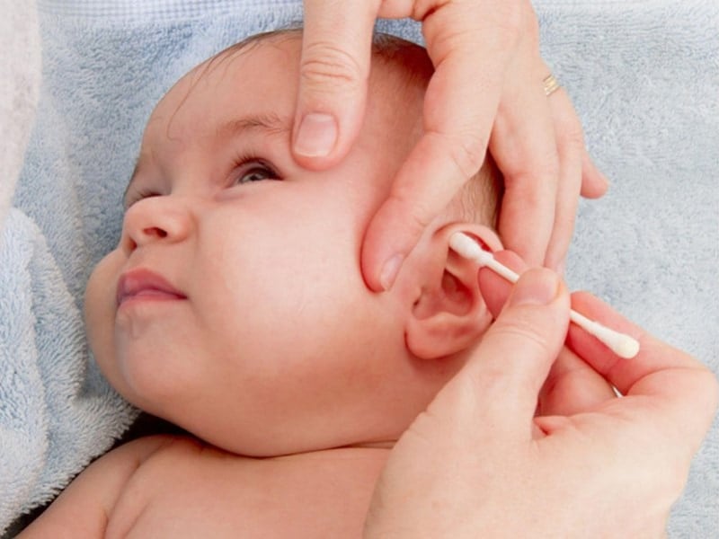 Cách vệ sinh tai cho trẻ sơ sinh